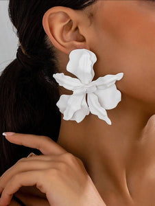 Ms. Pure White Flower Earrings
