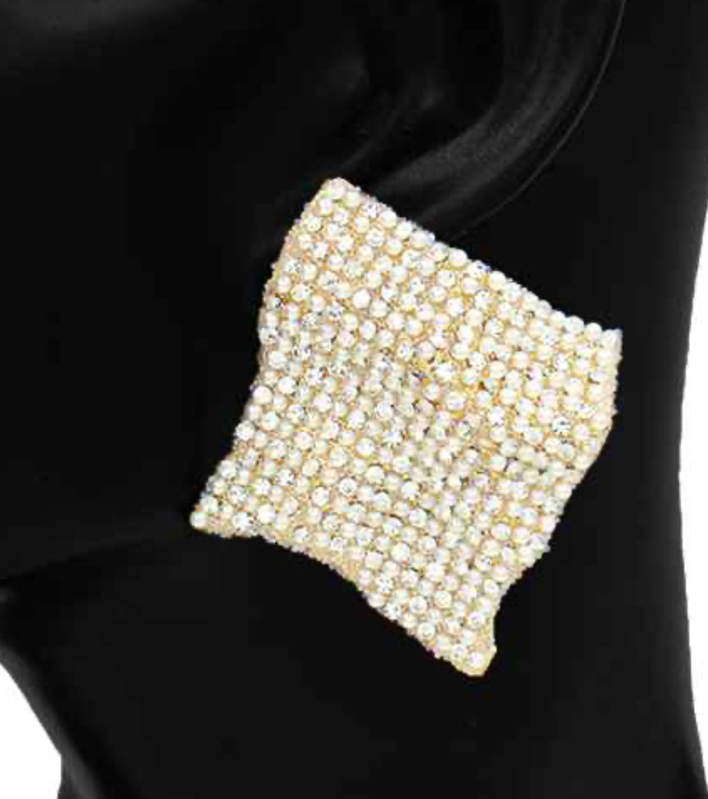 “Golden Luxe Wave Stud”